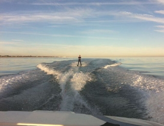  Esquí acuático al atardecer 